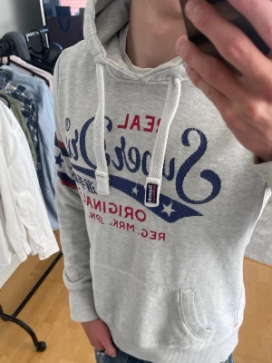 Vintage 2000s superdry hoodie (sällsynt) -  Säljer nu denna sjukt snygga Vintage 2000s SuperDry hoodie! Passar till allt och har en perfekt passform. Säljs ej längre i butik och är därav mycket eftertraktad😊 passar xs perfekt ! Skriv vid funderingar 🤝