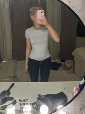 Vit tight t-shirt i tränings material - Fin ljus blå/vit t skirt som är oanvänd och är i träningsmatrial