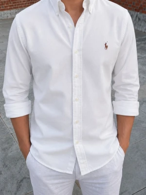 Vit Oxford skjorta från Ralph Lauren  - Fint skick! Strl S. Personen på bild är 176 cm 