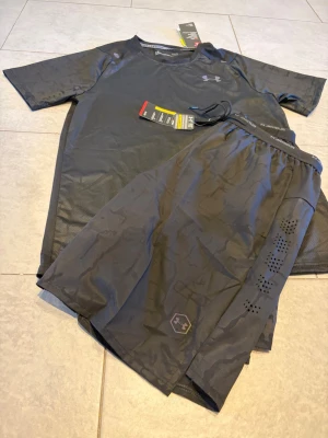 Svart underarmour set - Helt nya par svarta Underarmour  summer set som passar perfekt för den kommande sommarn.Dressen passar S där den sitter lite mindre!