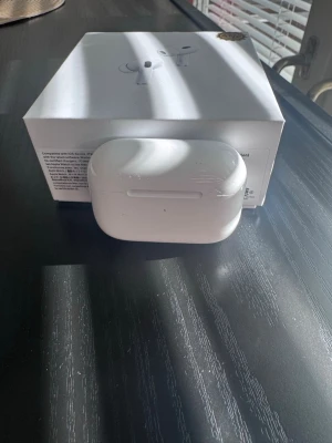 Apple AirPods Pro 2nd Gen - Säljer ett par Apple AirPods Pro (2nd generation) med laddningsetui. De är vita och har en stilren, kompakt design i plast. Grym brusreducering och riktigt bra ljud för både musik och samtal. Levereras i originalförpackning.