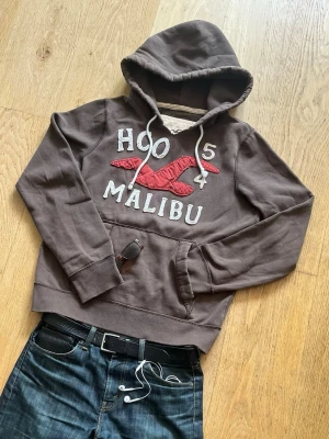 Hollister hoodie - Säljer denna riktigt snygga hollister hoodie 🙌 Storlek: L men kan troligtvis också passa M Skick: 9/10 🔥  💬Skriv vid frågor! 💸 Pris kan diskuteras vid snabb affär! 📦 Skickas snabbt!