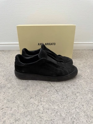 Svarta Axel Arigato  - Stilrena svarta Clean 360 från Axel Arigato i mocka med helsvart sula. Minimalistisk design utan snörning och diskret logga på plösen. Perfekta för dig som gillar en clean och modern look. Har original innesula. Kommer med klistermärken. Kommer inte i original box‼️