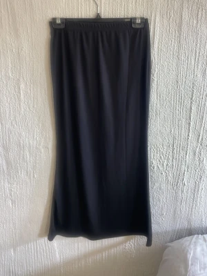 Svart långkjol - Svart långkjol från gina! Köpte förra året🥰 Passar dig som är 160-168 cm