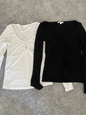 Långärmade toppar - Jättebra skick aldrig använda, exakt likadana bara att ena är svart och den andra vit, samma storlek S på båda från H&M. Kommer som ett pack, annars kan man köpa en för 60 kr/st det är bara att säga till!