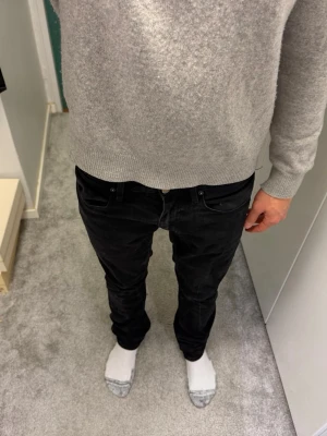 Acne jeans  - Säljer ett par svarta slim fit jeans från Acne Studios. Jeansen har klassisk femficksdesign, låg midja och smal passform hela vägen ner. Tillverkade i mjukt denimtyg med stretch för extra komfort. Perfekta för en clean och stilren look.