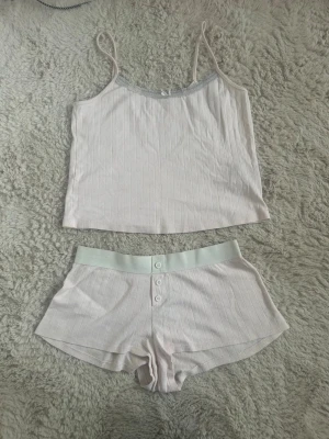 2-set pyjamas från Gina young  - Säljer ett super sött pyjamas sett från Gina young i storlek 170! De har använts men är fortfarande i bra skick, pyjamasen är också i jätte mjukt material 💕💕