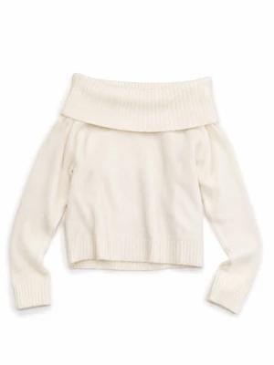 Off shoulder vit stickad tröja - Snygg off shoulder stickad tröja i krämvit färg med bred ribbad krage och långa ärmar. Perfekt för dig som vill ha en trendig och mysig look. Tröjan har ribbade muddar vid ärmslut och nederkant. Passar för både xs och s 