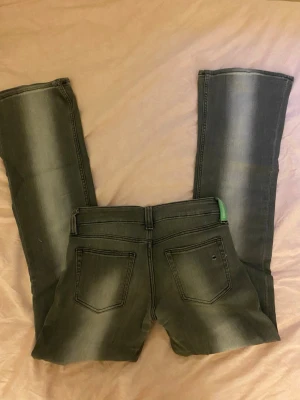 Grå jeans från weekday - Snygga grå jeans från weekday storleken är s men passar även xs, det är bara att skriva vid fler frågor.