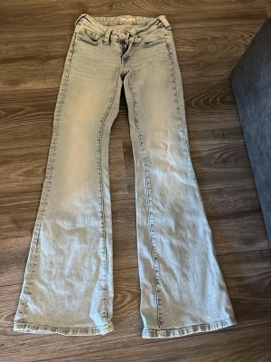 Jeans Gina - Fina jeans från Gina, använda typ 3 ggr pågrund av att jag inte passade i det helt! Nypris 499 mittpris 170kr.    Storlek 170/ s/ 14+