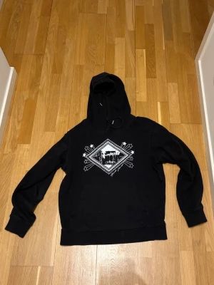 Ysl hoodie - Snygg svart hoodie från Yves Saint Laurent i modellen Jardin Majorelle. Storleken är S, kontakta mig vid fler frågor!