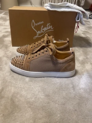 Beige Christian Louboutin sneakers med nitar - Säljer Christian Louboutin i Fint skick Skick: 9,4/10🧮  Inkluderat: Allt og♦️  Pris: 3599kr ej hugget i sten🎗️  Storlek: 40,5-41,5 ♣️  Snabbaffär = priset sänks-SERIÖSA BUD🔓 