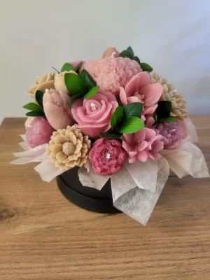 Ljusbukett  - Unik blombukett gjord av ljus i olika former och färger som rosa, beige och ljuslila. Ljusen är formade som rosor, pioner och andra blommor, dekorerade med gröna blad och placerade i en svart rund ask med silkespapper. Perfekt som dekoration eller present. Stl S på boxen