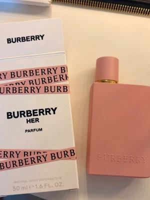 Burberry Her - Säljer Burberry Her Parfum parfym i helt nytt skick. Aldrig använt eller sprutat och ändast tagits ur boxen för bilderna. Fick den i present men tyvärr så var det fel doft. Parfum har en kördbärssmak och doftar ljuvligt, perfekt till nu för sommaren! Orginalpris är 1560kr och jag kan 100% förhandla om priset! Skriv för mer information!!💕💕