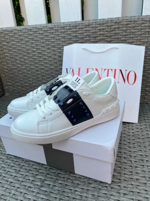 Vita sneakers från Valentino Garavani - Helt oanvända nya valentino Garavani storlek 37. Säljer pga för små. 