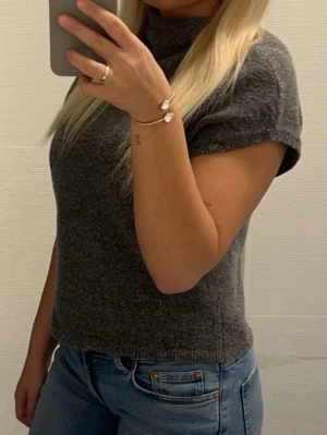 Mörkgrå stickad topp med kort ärm - Snygg mörkgrå stickad topp med korta ärmar, passar till allt!
