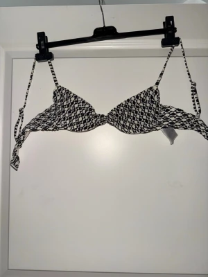 Bikini delar  - Enskilt kostar dem 30 kronor styck, skriv privat för att köpa enskilt. Alla för 100 kronor. Svart/ vit prickig storlek Xs/S, grön storlek Xs/s, blommig storlek xs/s, bikini underdel 38, men funkar för S. Märkena är H&M, BikBok, stadium, H&M