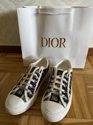 Dam skor/sneakers - Dam skor/sneakers, nyskick, storlek 38, kommer med påse utan box. Hör av dig vid eventuella frågor 😊