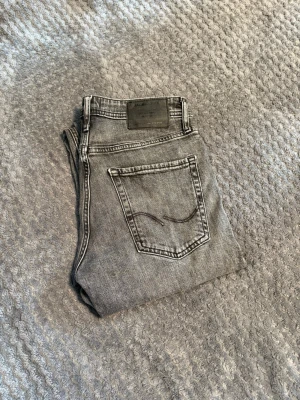 Jack&Jones Clark Jeans - Jack & Jones jeans i modellen Clark. Jeansen har passformen Regular vilket enligt mig innebär en perfekt passform, inte för slim och inte för lösa. Endast anvönda ett par gånger så skicket är som nytt.