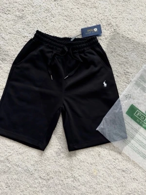 Ralph Lauren Shorts - Storlek M- Ny & Oanvänd - Riktigt fina Ralph Lauren shorts i storlek M, perfekt för sommaren. ☀️  Storleken är M, passformen är väldigt bra & skön. ✨  Postas och skickas samma dag som köp! 📦 