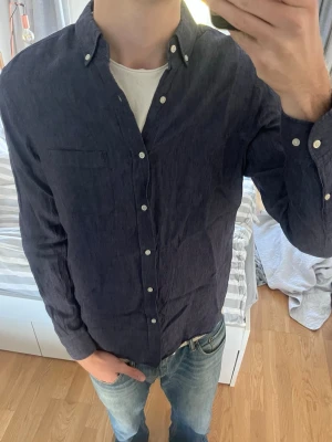 Mörkblå linneskjorta från Massimo Dutti - Snygg mörkblå skjorta från Massimo Dutti i 100% linne, perfekt nu till sommaren🤩☀️ | Ser ingen storlek på den men den sitter ungefär som en M | Mycket bra skick✅|
