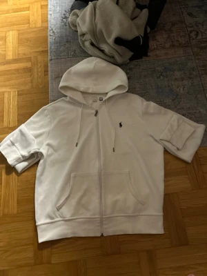 Polo Ralph lauren hoodie - Säljer nu min polo Ralph lauren hoodie då jag inte använder den längre den är i gott skick då jag har tagit hand om den, skriv ifall ni har några frågor.     Mvh Vilgot