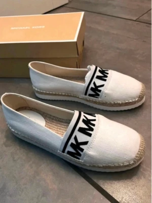 Michael Kors sandaler  - Snygga vita sandaler från Michael Kors. Helt nya perfekt till sommaren 
