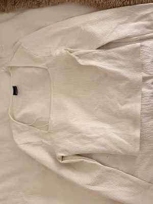 Vit tröja  - Aldrig använd men köpt från vinted, kommer inte till användning tyvärr. 🥰🥰