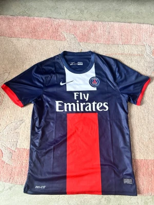 PSG matchtröja  - Säljer denna snygga psg matchtröja med nummer 10 Ibrahimović på ryggen, size M, tröjan är från säsong 2013/2014, väldigt snygg och i riktigt bra skick, pris kan diskuteras!! Tveka inte att skriva!!  