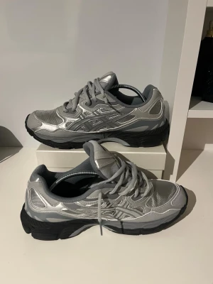 Asics Gel Nyc - Säljer dessa Asics Gel Nyc i ett väldigt fint skick, använda endast en gång då de är för stora för mig. Kontakta mig gärna vid eventuella frågor!