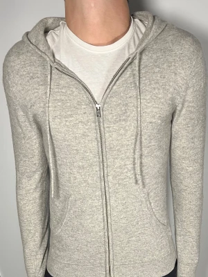 John Henric Kashmir zip hoodie - Säljer en riktigt snygg och trendig John Henric Kashmir ziphoodie i 100% Kashmir och i fint skick, storlek S, vid frågor är det bara att skriva //Gramenti