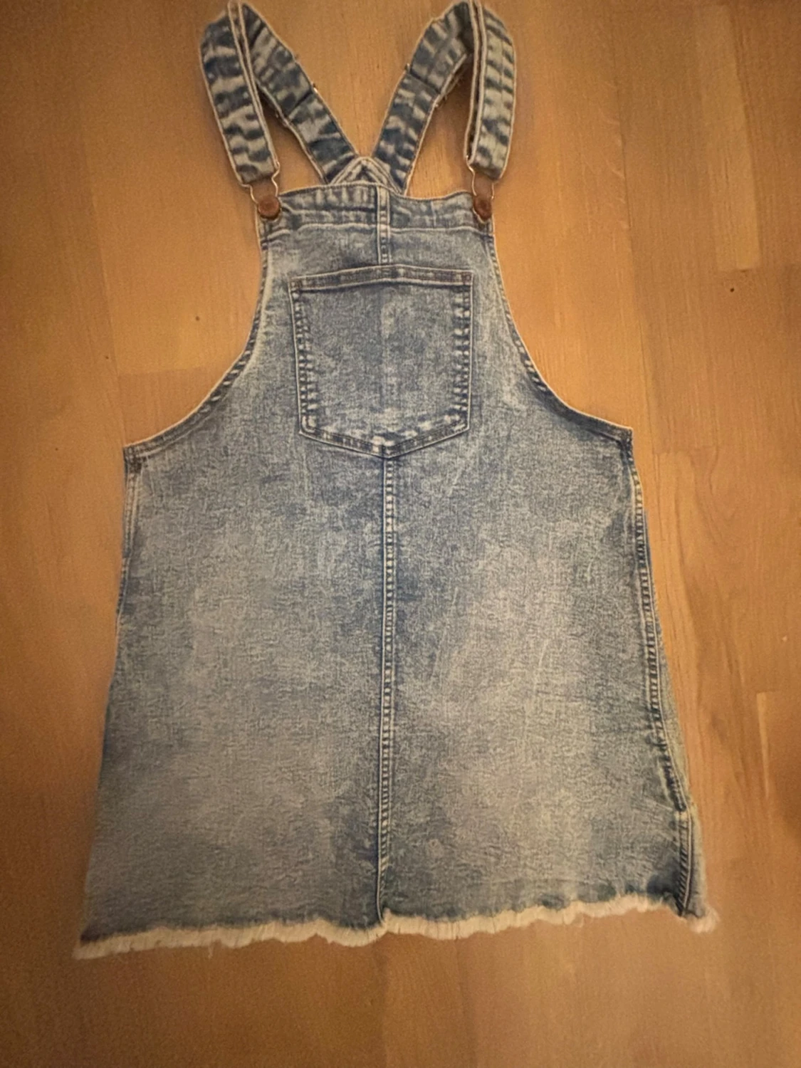Ljusblå jeansdress med hängslen