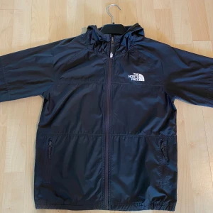 The North Face Jacka - Säljer The North Face Windwall💫 Säljer pga att den inte passar. 9/10 skick, Köpt ifrån Kids Brand Store där den kostade runt 1000kr. Är i L junior size .Skriv vid minsta lilla fundering, pris kan diskuteras.🙏