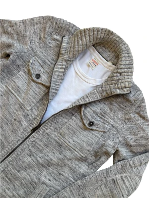 *Unik* Esprit Cardigan - En mycket trevlig stickad cardigan av märket Esprit! Passar storlek M! Hör av dig vid frågor! 