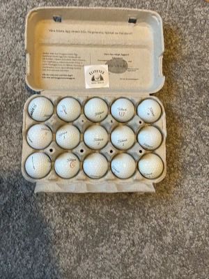  Titleist PROV1 från Elitetee klass A/B - Säljer ett gäng vita golfbollar från Titleist, smart förvarade i en äggkartong. Perfekt för dig som vill ha extra bollar till golfbanan eller träningen. Bollarna har klassisk rund form och logga tryckt på varje boll.