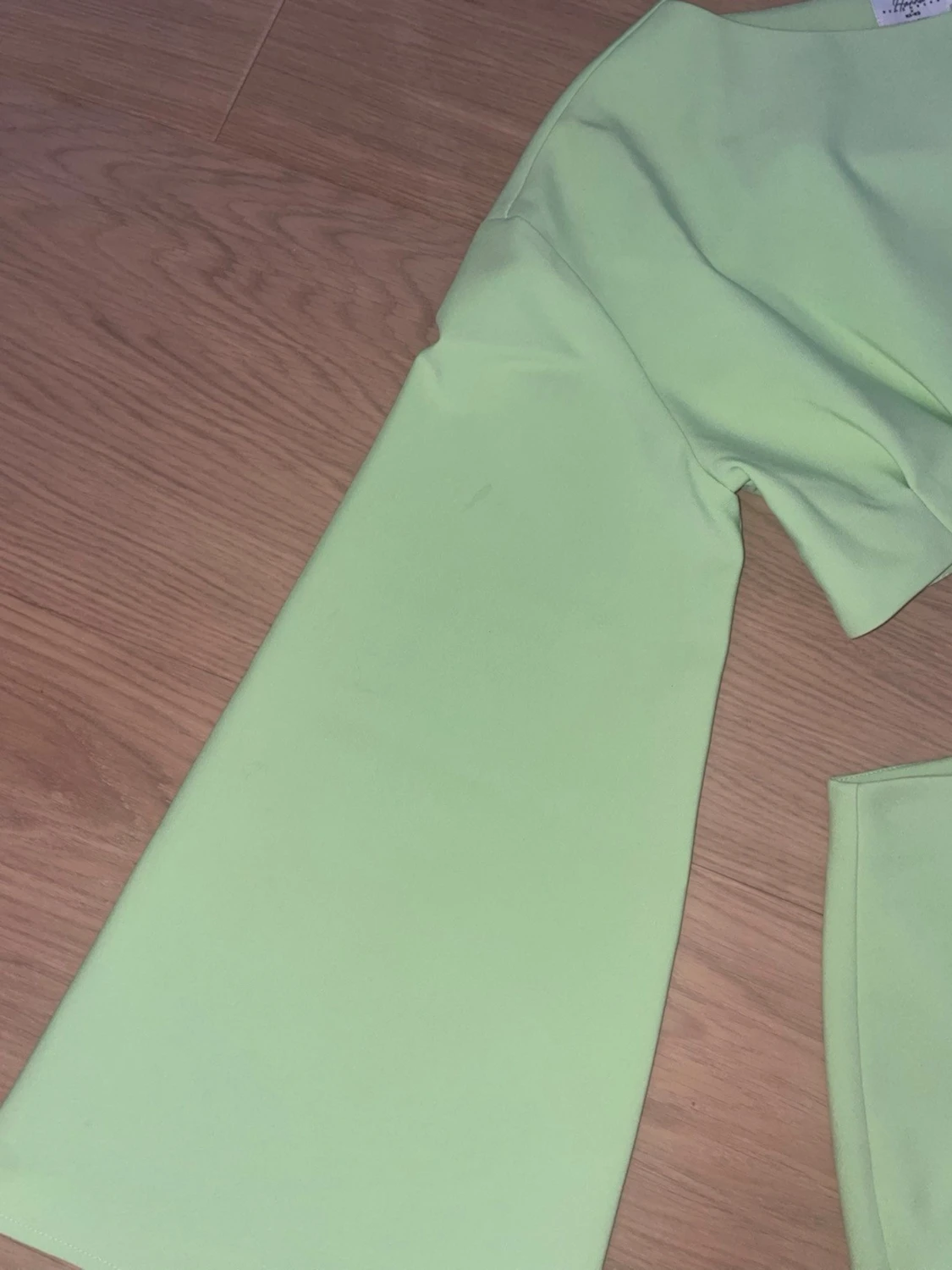 Ljusgrönt set med långarmad croptop och omlott kjol - 3