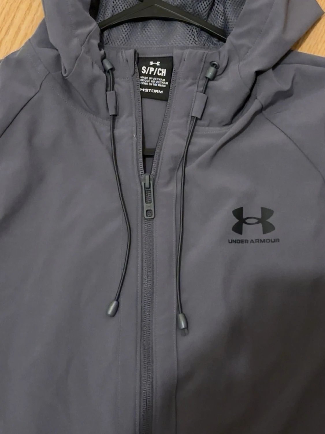 Grå vindjacka från Under Armour