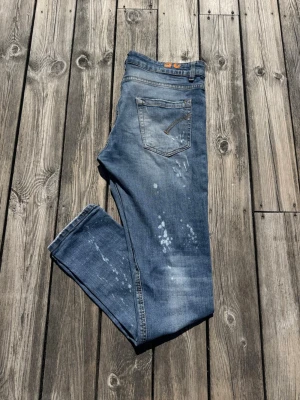 Dondup jeans - Säljer ett par riktigt snygga dondup jeans. Snygg färg/tvätt men även goa slitningar. Jeansen är i bra skick och i storlek:35