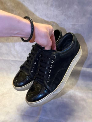 Lanvin glans - Hej, säljer mina svarta Lanvin skor i glans i size 43 - skicket är 7/10 - Nypris: 5000kr på NK, mitt pris 1990kr  