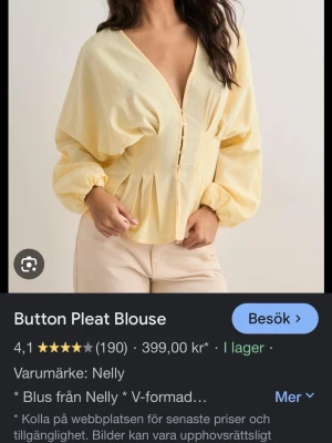 Gul v-ringad blus från Nelly - Trendig ljusgul blus från Nelly med v-ringning och knappar framtill. Blusen har veckade detaljer och långa ärmar med resår vid handlederna. Tillverkad i ett lätt och luftigt tyg som ger en avslappnad men stilren look.💛 Strl 36/S men den var för stor för mig tyvärr… Aldrig använd☺️