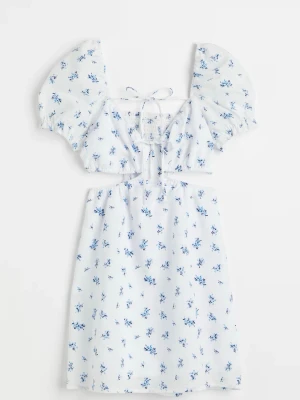 Vit blommig klänning - Söt vit kortklänning med blått blommönster, puffärmar och knytning fram. Endast använd en gång. Inga defekter. Storlek 32/xxs. Ifrån H&M divide. Denna söta klänning är perfekt till skolavslutning osv. Postar inom 1-2 dagar😇