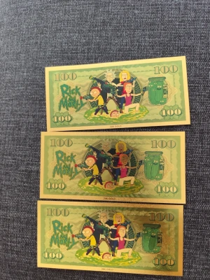 Rick and Morty samlarsedlar 24K guld - Säljer 3 samlarsedlar med Rick and Morty-motiv, tillverkade i 24K guldpläterat material. Sedlarna har färgglada illustrationer av karaktärerna och är perfekta för fans av serien. Unika och roliga detaljer på varje sedel, med gröna och gula nyanser.