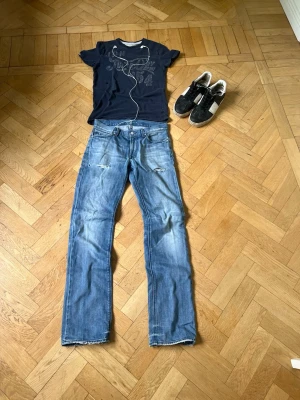 Vintage Superdry T-shirt  - Superdry T-shirt i skick 7/10 tecken på användning. Tröjan har en fläck som inte går bort. Storlek S passar någon runt 175.