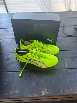 Neongula Puma fotbollsskor - Säljer ett par neongula fotbollsskor från Puma. Använda fåtal gånger det svart vid insidan är mitt namn som suddats ut annars är dem i top skick.
