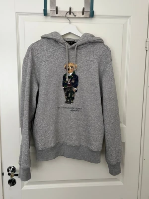 Ralph lauren hoodie - Säljer nu denna tvärfeta Ralph lauren hoodien i storlek S🔥 Inga defekter och är i bra skick! Tveka inte på att skriva ifall du undrar något🙌