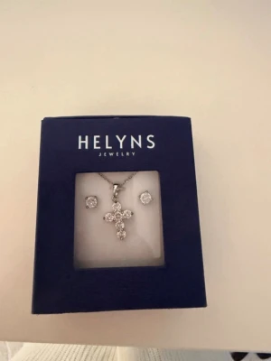 Silverfärgat halsband från Helyns - Stilrent halsband från Helyns i silverfärg med tunn kedja och diskret logga på bricka vid låset. Perfekt accessoar för att lyfta din outfit med en enkel men elegant touch. Aldrig använd! köptes i malta