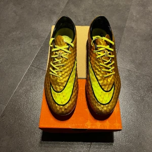 Nike Hypervenom Phantom FG - Storlek 42, väldigt bra skick overall, vänster har komplikationer som kan fixas hos skomakare. Otrolig sko från Neymar’s tid med Nike