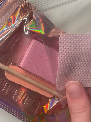 Alt du behöver för att sätta på mina naglar! - Ett komplett för att sätta på naglarna med buffert, nagelfil, träpinne ,cleanser och adhesive tabs. Skriv om du vill ha flytande nagel lim också!🩷 Perfekt för att fixa naglarna hemma!  