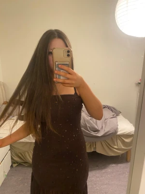 Brun klänning från Gina Tricot - Brun klänning från Gina Tricot i storlek XS. Ganska tajt använd bara en gång minns ej otiginala priset