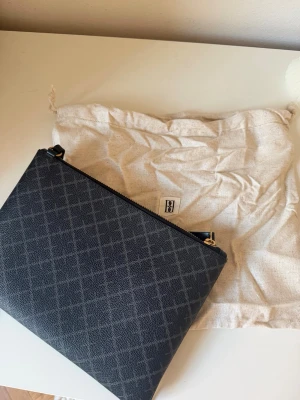 Malene Birger väska - Säljer denna skitsnygga Malene Birger väskan. Säljer då den inte kommer till användning. Den är i jättebra skick, både dustbag och strap medföljer! Skriv vid frågor💗
